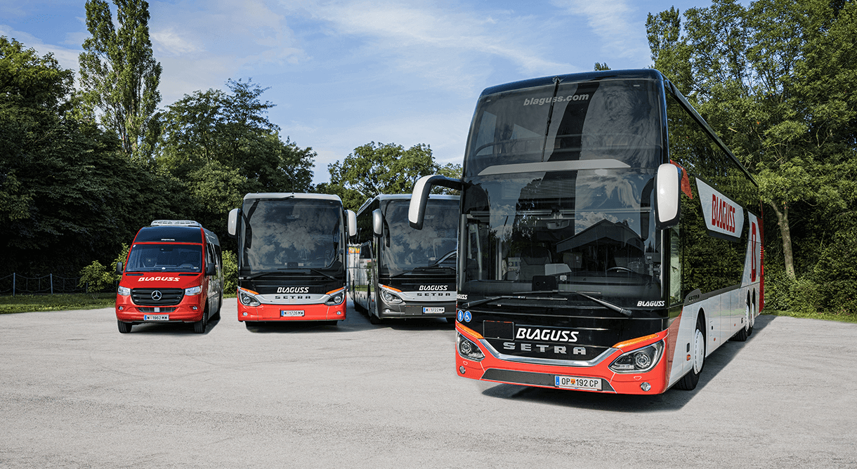 Blaguss Bus 80-Sitzer neben anderen Modellen