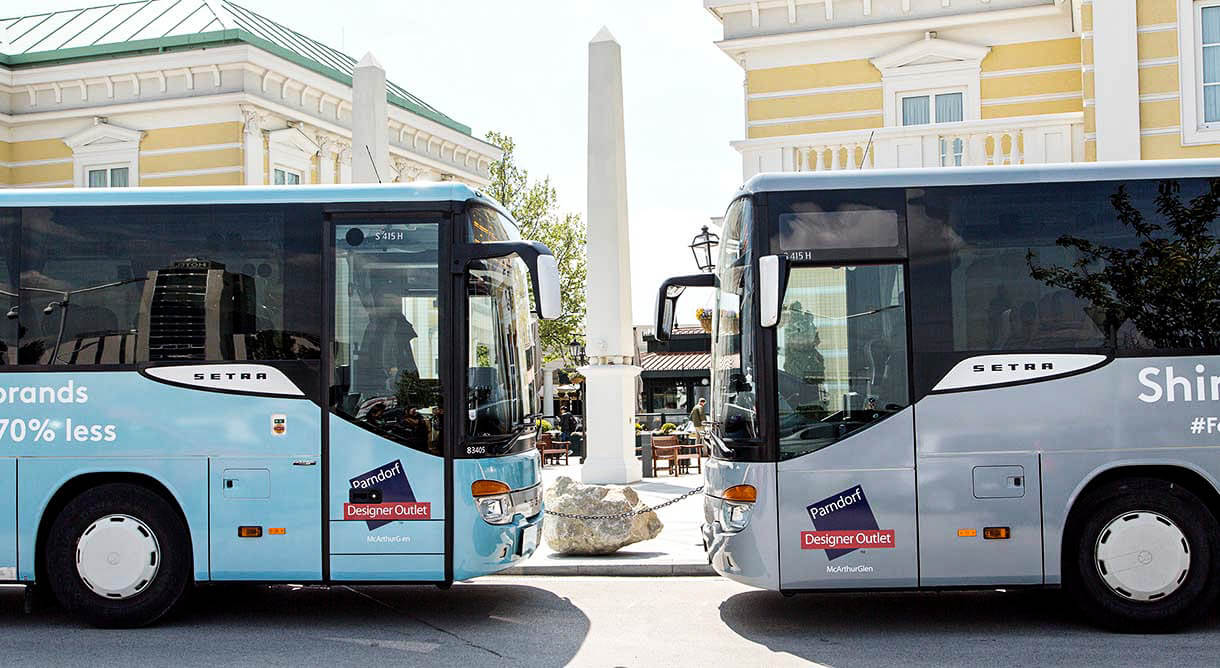 Zwei Blaguss Shuttle Busse im Designer Outlet Parndorf